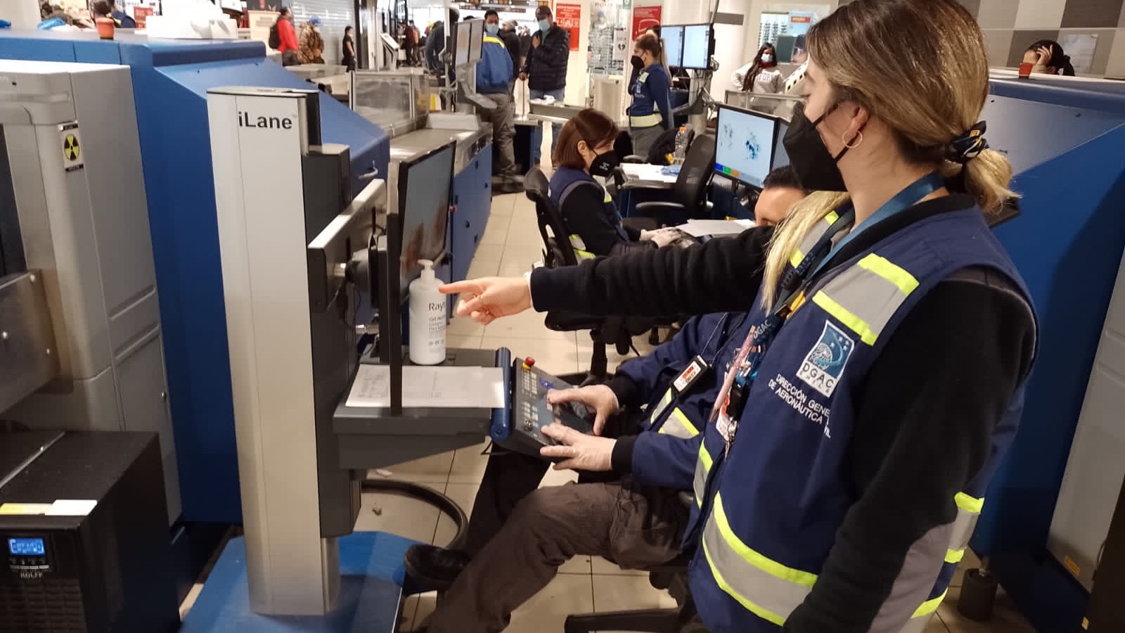 ¿Con qué otros organismos interactúa la DGAC para asegurar la seguridad de la aviación en Chile?