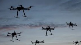 Según la DAN 151, ¿Cuál es un requisito para la operación de drones en zonas urbanas?