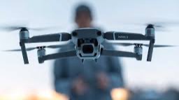 ¿Cuál es una de las atribuciones de las licencias aeronáuticas en la DAN 65?