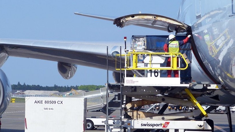 ¿Cuál es una responsabilidad del transportista aéreo en el transporte de mercancías peligrosas?