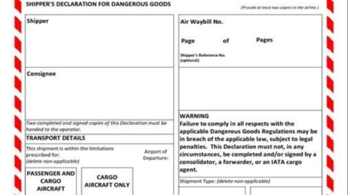 ¿Qué documentos deben acompañar a las mercancías peligrosas durante el transporte aéreo?