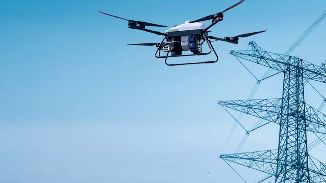 ¿Qué se debe evitar al pilotar un RPA cerca de cables de electricidad?