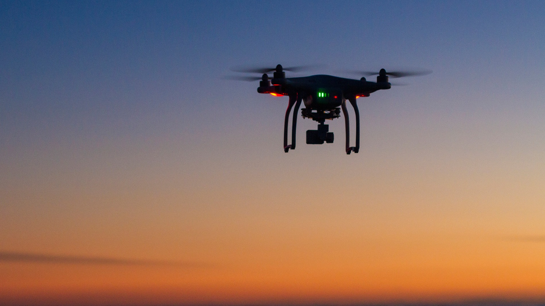 ¿Qué indica un parpadeo en las luces de un RPA durante el vuelo?