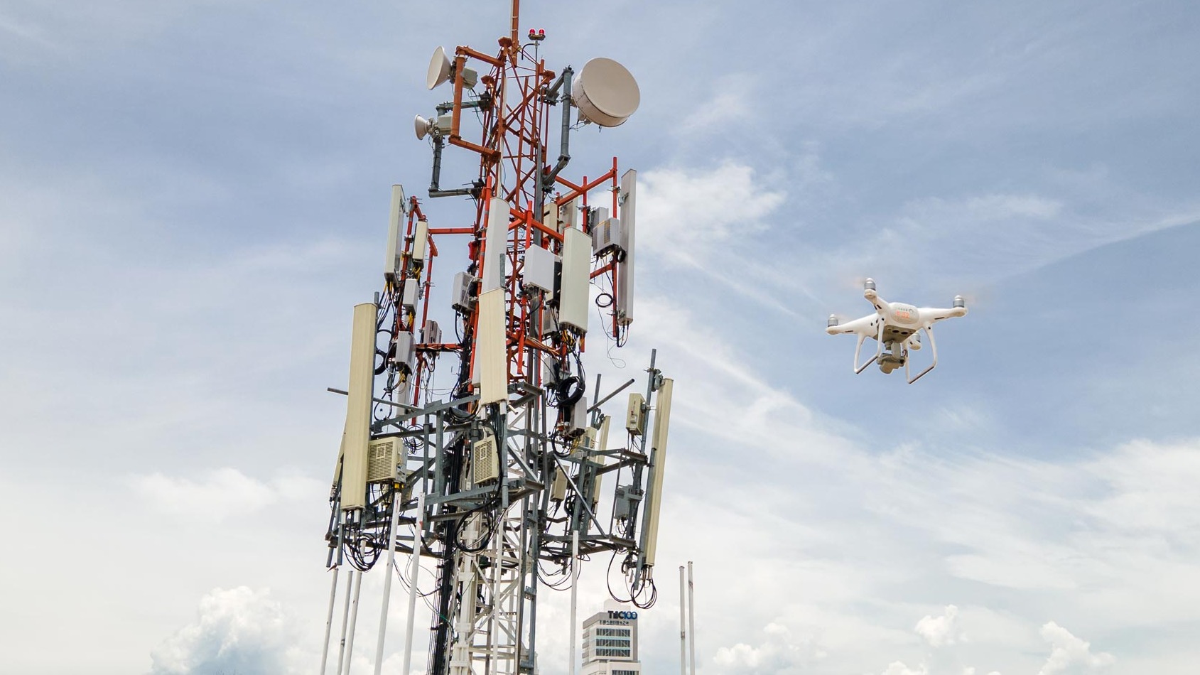 ¿Cuál es una precaución necesaria al operar un RPA en áreas cercanas a instalaciones de telecomunica...