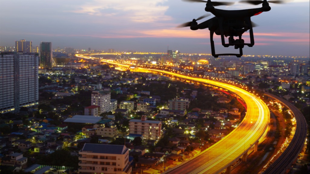¿Qué medida es clave para evitar interferencias al volar cerca de zonas urbanas densas?