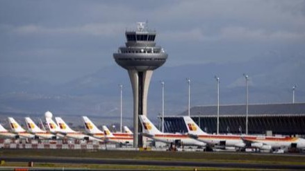 ¿Qué factor es crucial para mantener la estabilidad del enlace de comunicación durante el vuelo?
