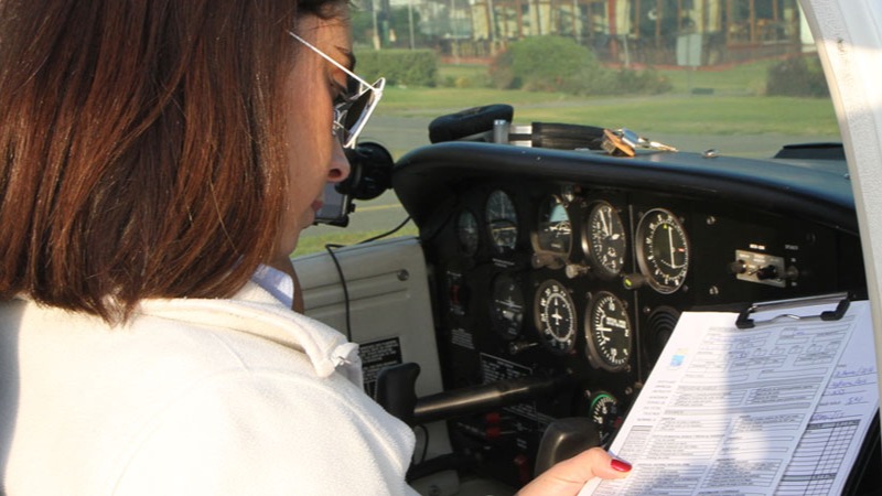 ¿Qué herramienta puede ayudar a un operador a evaluar si está en condiciones de volar?
