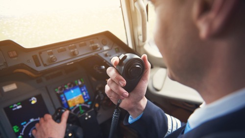 ¿Qué técnica puede ayudar a reducir la probabilidad de errores en la comunicación durante el vuelo?
