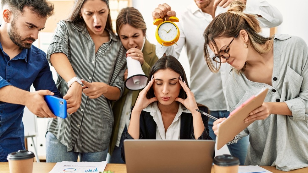 ¿Qué error común puede cometer un operador bajo condiciones de alta carga de trabajo?