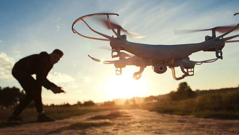 La definición: “persona designada por el explotador para operar los controles de vuelo de una aerona...