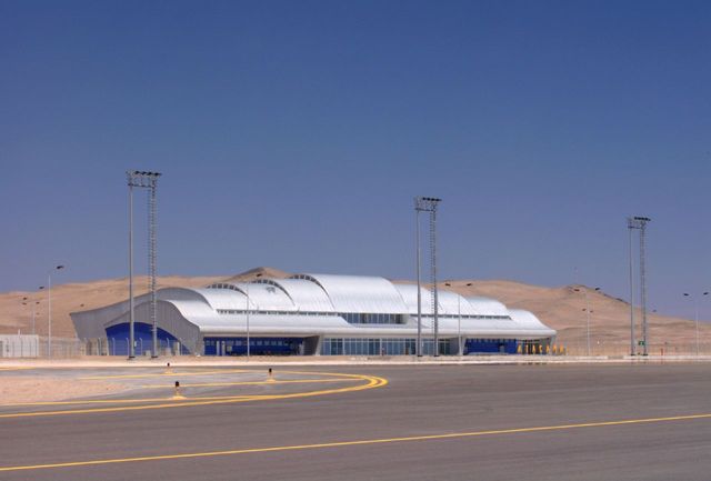 Según la siguiente información del aeródromo de Atacama: METAR SCAT 161500Z 20008KT 180V240 7000 SKC...